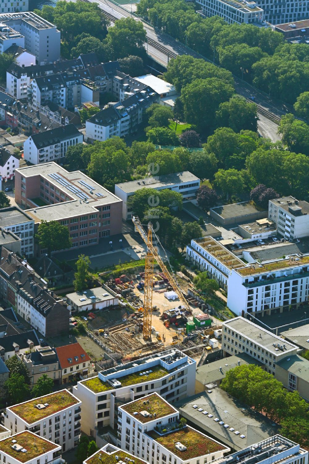 Köln von oben - Baustelle zum Neubau einer Mehrfamilienhaus-Wohnhauses in Köln im Bundesland Nordrhein-Westfalen, Deutschland