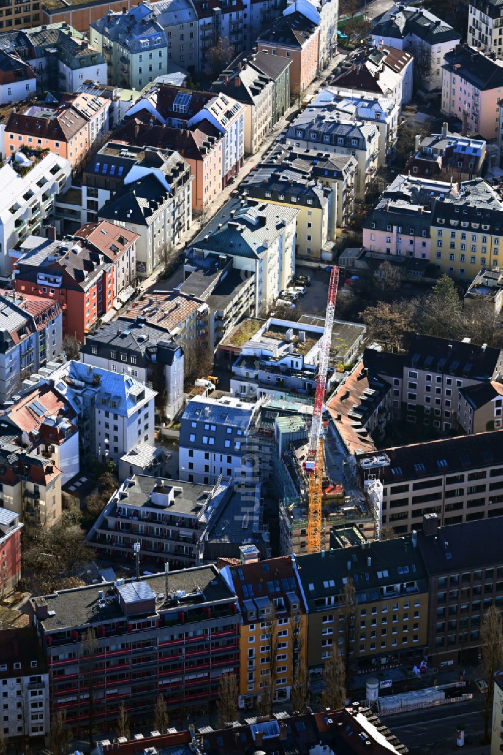 Luftaufnahme München - Baustelle zum Neubau einer Mehrfamilienhaus-Wohnhauses in München im Bundesland Bayern, Deutschland