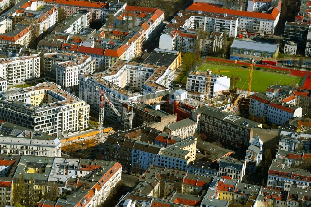 Berlin von oben - Baustelle zum Neubau einer Mehrfamilienhaus-Wohnhauses der Schreibfederhöfe an der Weserstraße und Box Seven am Freudenberg- Areal an der Boxhagener Straße im Ortsteil Friedrichshain in Berlin, Deutschland