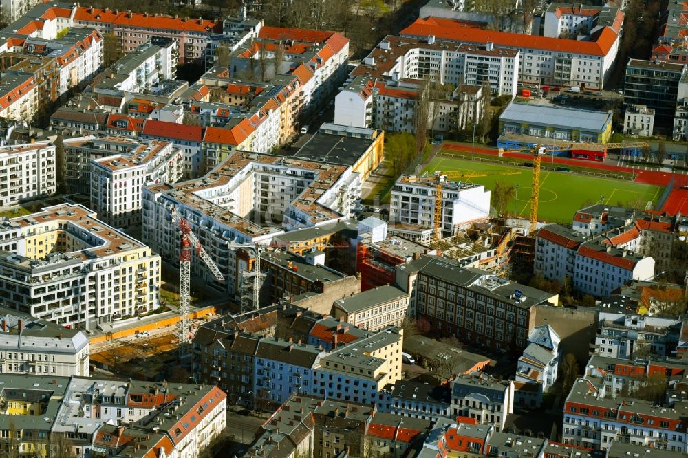 Berlin aus der Vogelperspektive: Baustelle zum Neubau einer Mehrfamilienhaus-Wohnhauses der Schreibfederhöfe an der Weserstraße und Box Seven am Freudenberg- Areal an der Boxhagener Straße im Ortsteil Friedrichshain in Berlin, Deutschland