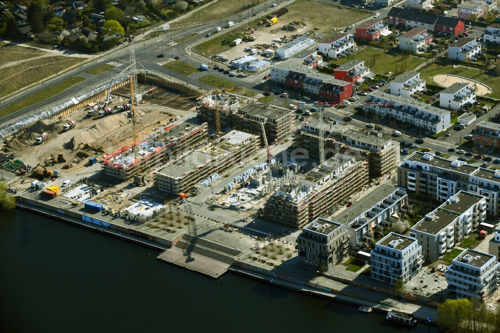 Berlin von oben - Baustelle zum Neubau einer Mehrfamilienhaussiedlung Waterkant am Ufer der Havel an der Daumstraße Berlin, Deutschland