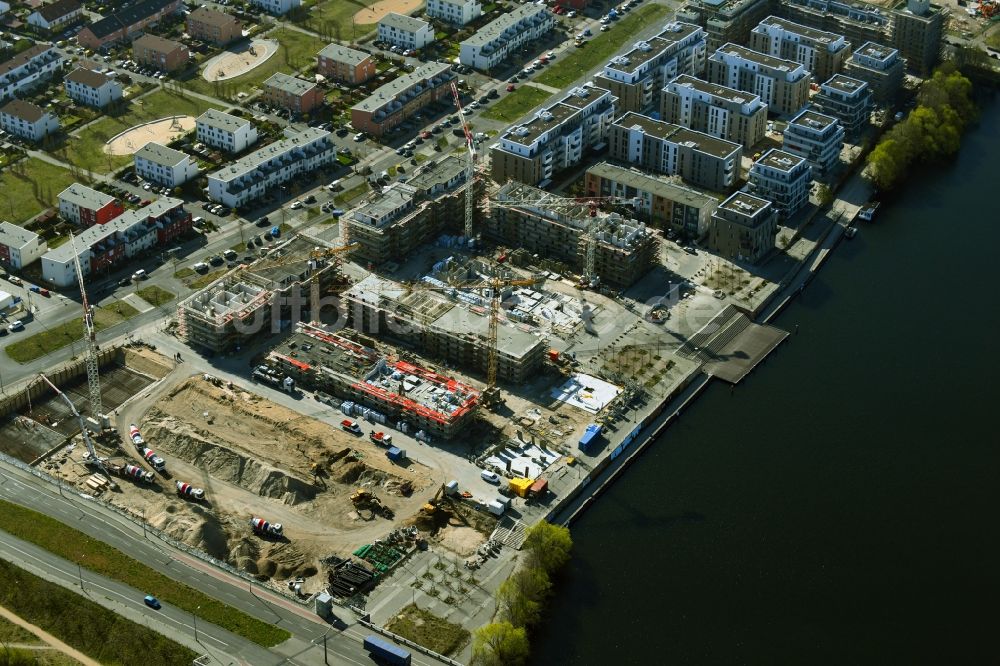 Berlin aus der Vogelperspektive: Baustelle zum Neubau einer Mehrfamilienhaussiedlung Waterkant am Ufer der Havel an der Daumstraße Berlin, Deutschland