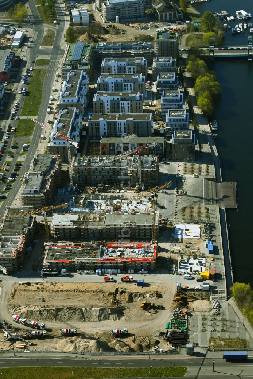 Luftbild Berlin - Baustelle zum Neubau einer Mehrfamilienhaussiedlung Waterkant am Ufer der Havel an der Daumstraße Berlin, Deutschland