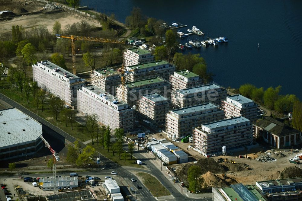 Berlin von oben - Baustelle zum Neubau einer Mehrfamilienhaussiedlung Waterkant am Ufer der Havel an der Daumstraße Berlin, Deutschland