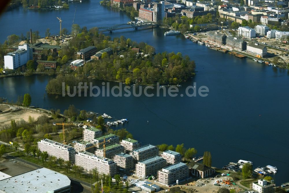 Berlin aus der Vogelperspektive: Baustelle zum Neubau einer Mehrfamilienhaussiedlung Waterkant am Ufer der Havel an der Daumstraße Berlin, Deutschland