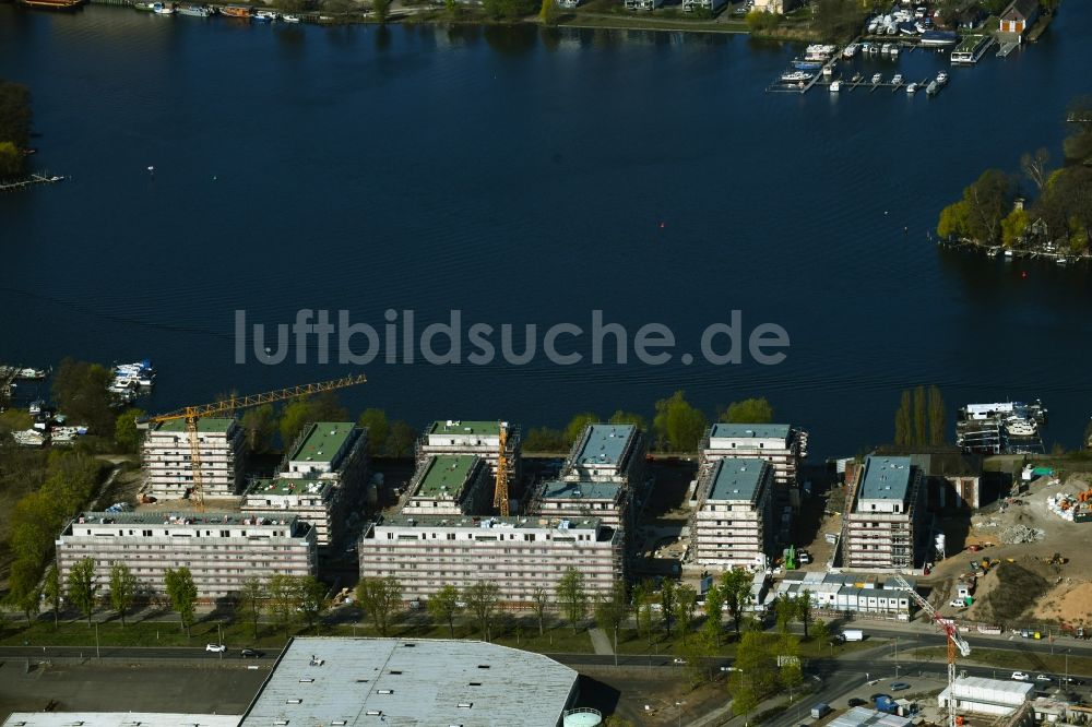 Luftaufnahme Berlin - Baustelle zum Neubau einer Mehrfamilienhaussiedlung Waterkant am Ufer der Havel an der Daumstraße Berlin, Deutschland