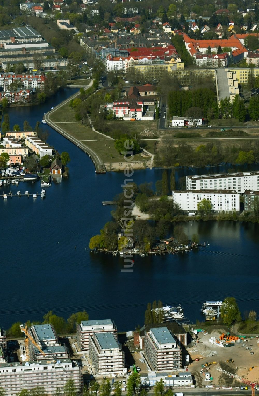 Berlin von oben - Baustelle zum Neubau einer Mehrfamilienhaussiedlung Waterkant am Ufer der Havel an der Daumstraße Berlin, Deutschland