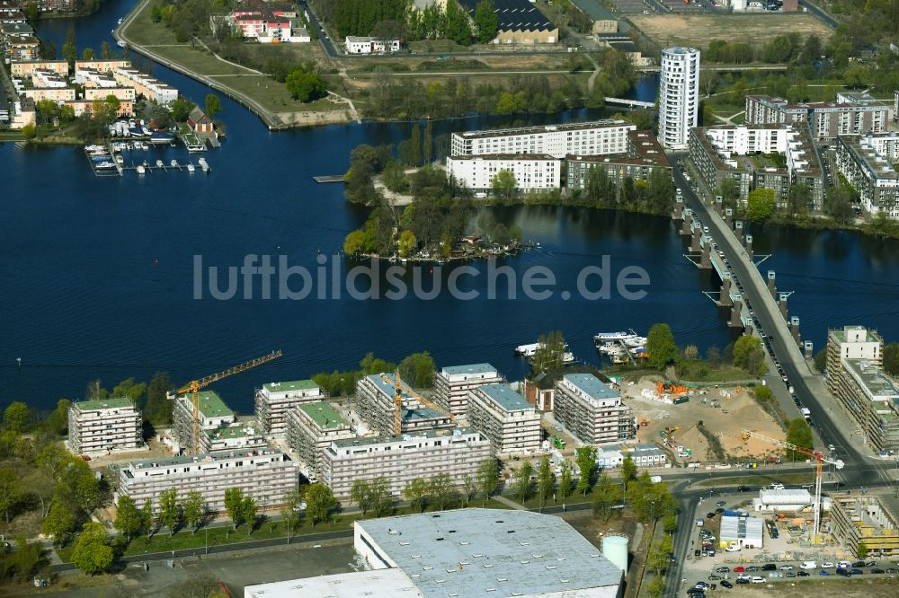 Berlin aus der Vogelperspektive: Baustelle zum Neubau einer Mehrfamilienhaussiedlung Waterkant am Ufer der Havel an der Daumstraße Berlin, Deutschland