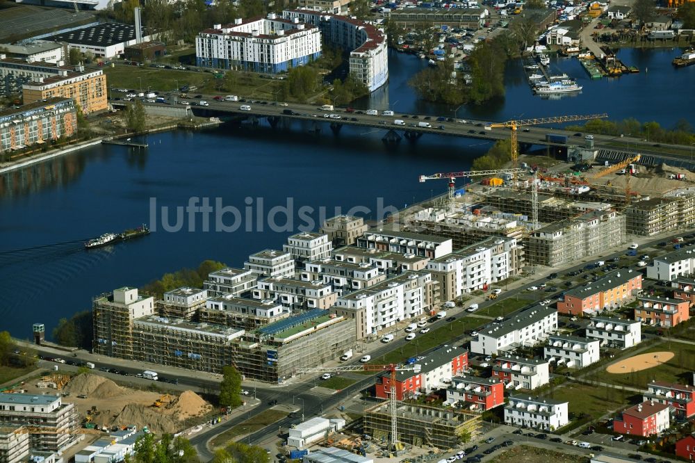 Berlin von oben - Baustelle zum Neubau einer Mehrfamilienhaussiedlung Waterkant am Ufer der Havel an der Daumstraße Berlin, Deutschland