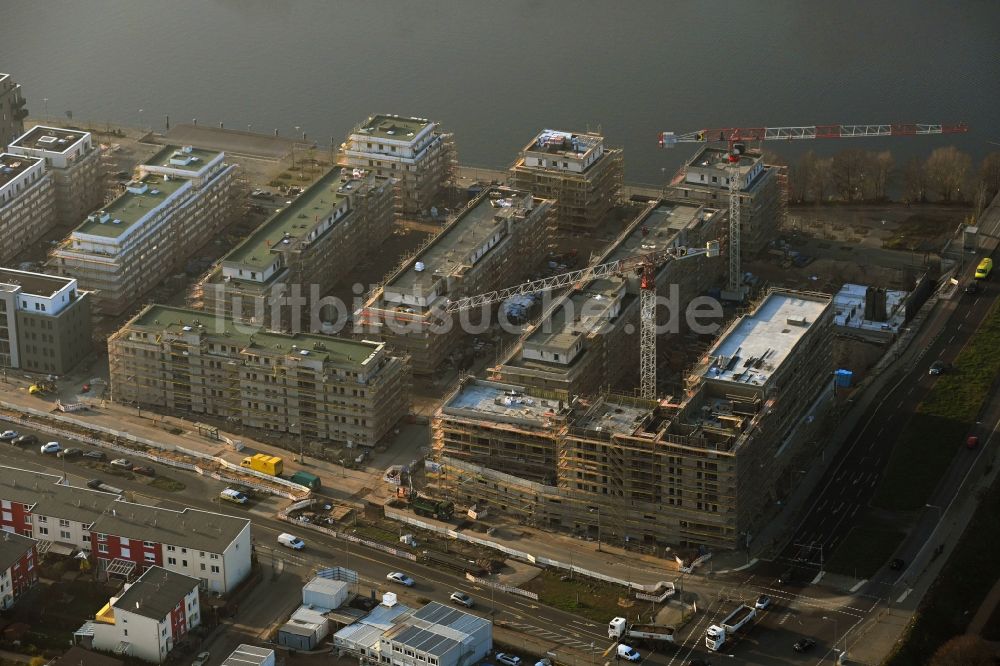 Luftbild Berlin - Baustelle zum Neubau einer Mehrfamilienhaussiedlung Waterkant am Ufer der Havel an der Daumstraße Berlin, Deutschland