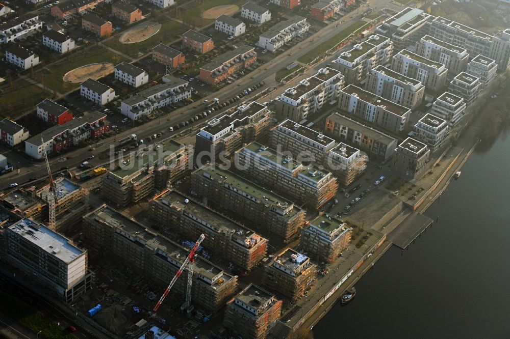 Luftaufnahme Berlin - Baustelle zum Neubau einer Mehrfamilienhaussiedlung Waterkant am Ufer der Havel an der Daumstraße Berlin, Deutschland