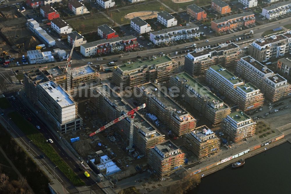 Berlin von oben - Baustelle zum Neubau einer Mehrfamilienhaussiedlung Waterkant am Ufer der Havel an der Daumstraße Berlin, Deutschland