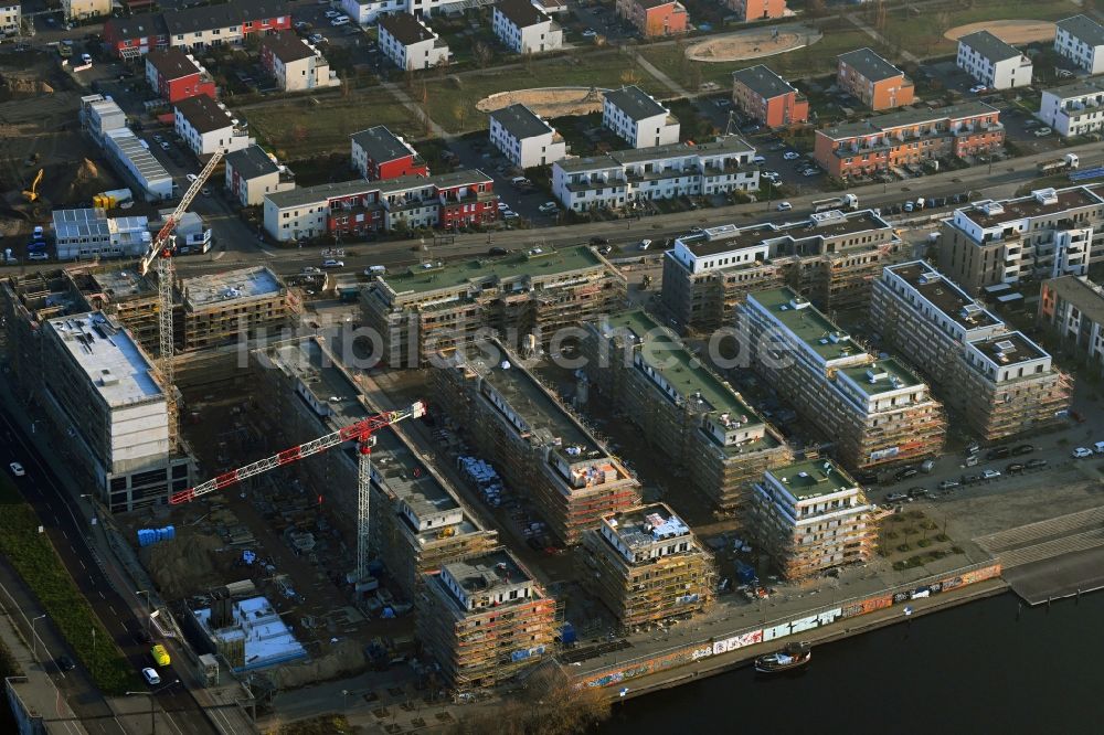 Berlin aus der Vogelperspektive: Baustelle zum Neubau einer Mehrfamilienhaussiedlung Waterkant am Ufer der Havel an der Daumstraße Berlin, Deutschland