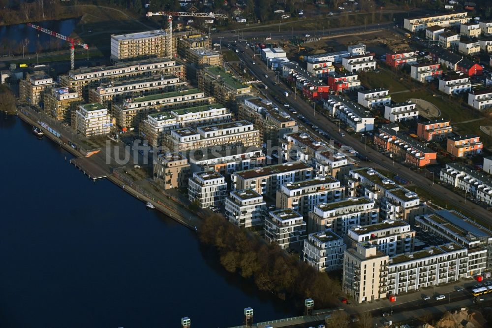 Berlin aus der Vogelperspektive: Baustelle zum Neubau einer Mehrfamilienhaussiedlung Waterkant am Ufer der Havel an der Daumstraße Berlin, Deutschland