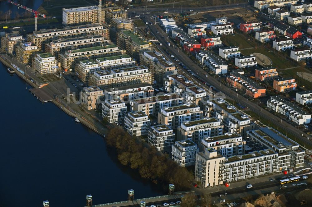 Luftbild Berlin - Baustelle zum Neubau einer Mehrfamilienhaussiedlung Waterkant am Ufer der Havel an der Daumstraße Berlin, Deutschland