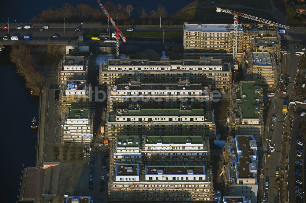 Berlin aus der Vogelperspektive: Baustelle zum Neubau einer Mehrfamilienhaussiedlung Waterkant am Ufer der Havel an der Daumstraße Berlin, Deutschland