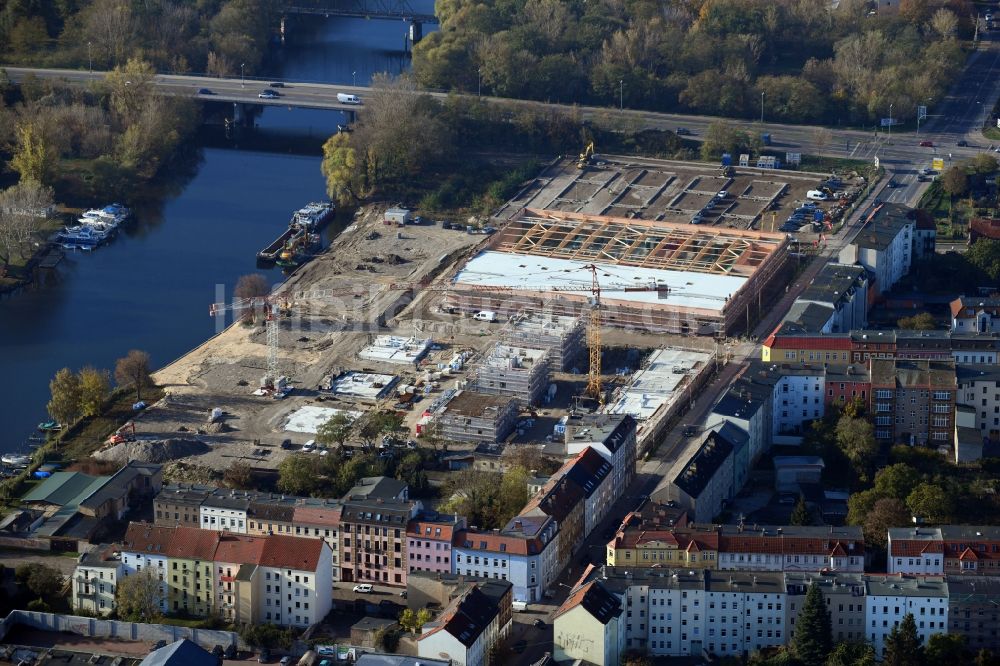 Brandenburg an der Havel von oben - Baustelle zum Neubau von Mehrfamilienhäusern und einem REWE-Center - Supermarkt an der Neuendorfer Straße in Brandenburg an der Havel im Bundesland Brandenburg, Deutschland