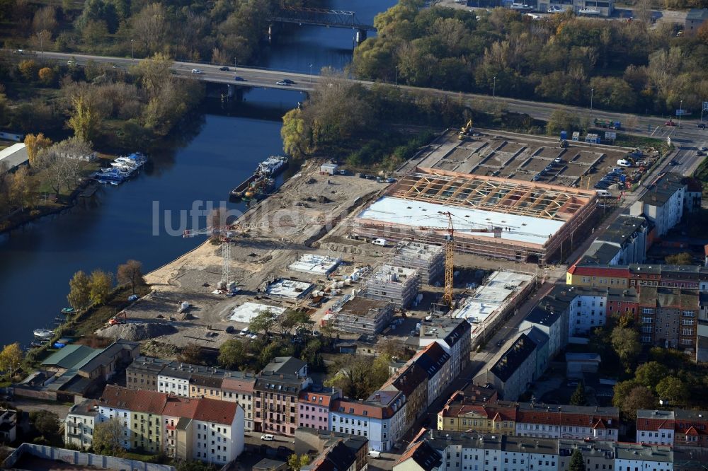 Brandenburg an der Havel aus der Vogelperspektive: Baustelle zum Neubau von Mehrfamilienhäusern und einem REWE-Center - Supermarkt an der Neuendorfer Straße in Brandenburg an der Havel im Bundesland Brandenburg, Deutschland