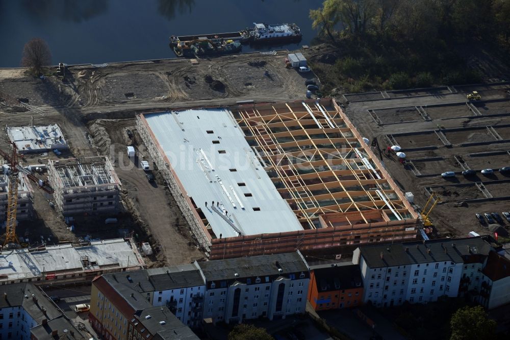 Brandenburg an der Havel von oben - Baustelle zum Neubau von Mehrfamilienhäusern und einem REWE-Center - Supermarkt an der Neuendorfer Straße in Brandenburg an der Havel im Bundesland Brandenburg, Deutschland