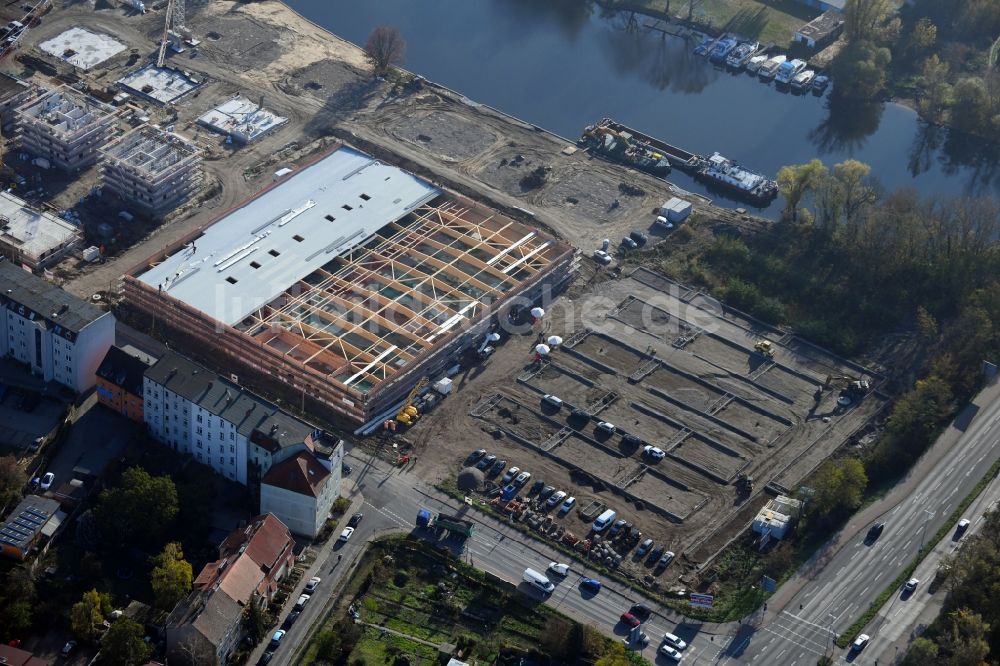 Brandenburg an der Havel aus der Vogelperspektive: Baustelle zum Neubau von Mehrfamilienhäusern und einem REWE-Center - Supermarkt an der Neuendorfer Straße in Brandenburg an der Havel im Bundesland Brandenburg, Deutschland