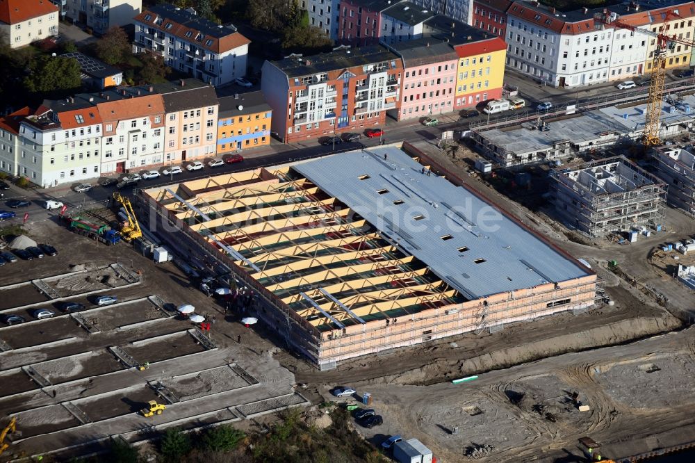 Brandenburg an der Havel aus der Vogelperspektive: Baustelle zum Neubau von Mehrfamilienhäusern und einem REWE-Center - Supermarkt an der Neuendorfer Straße in Brandenburg an der Havel im Bundesland Brandenburg, Deutschland