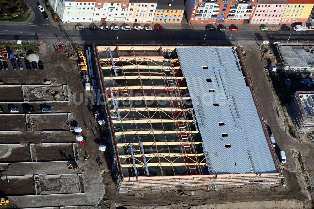 Brandenburg an der Havel aus der Vogelperspektive: Baustelle zum Neubau von Mehrfamilienhäusern und einem REWE-Center - Supermarkt an der Neuendorfer Straße in Brandenburg an der Havel im Bundesland Brandenburg, Deutschland