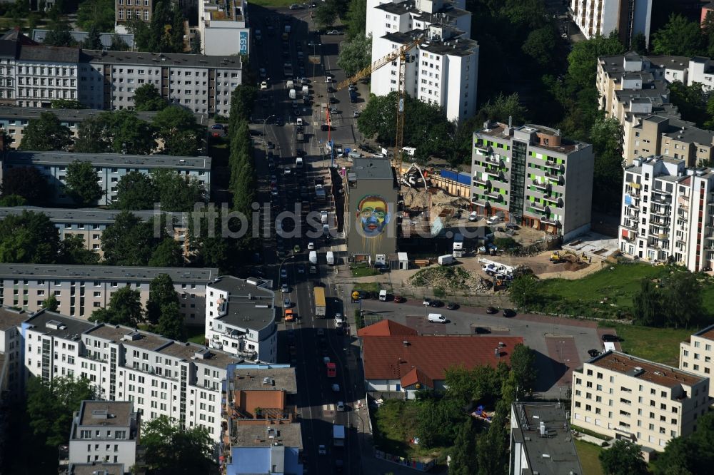 Berlin aus der Vogelperspektive: Baustelle zum Neubau eines Mehrfamilienwohnhaus für Eigentumswohnungen auf einem ehemaligen Mauergrundstück in der Sebastianstraße durch die Baugemeinschaft X-Mitte, das Architekturbüro stingvanbeeck architekten und das Baugesellschaft Conex Baugesellscha