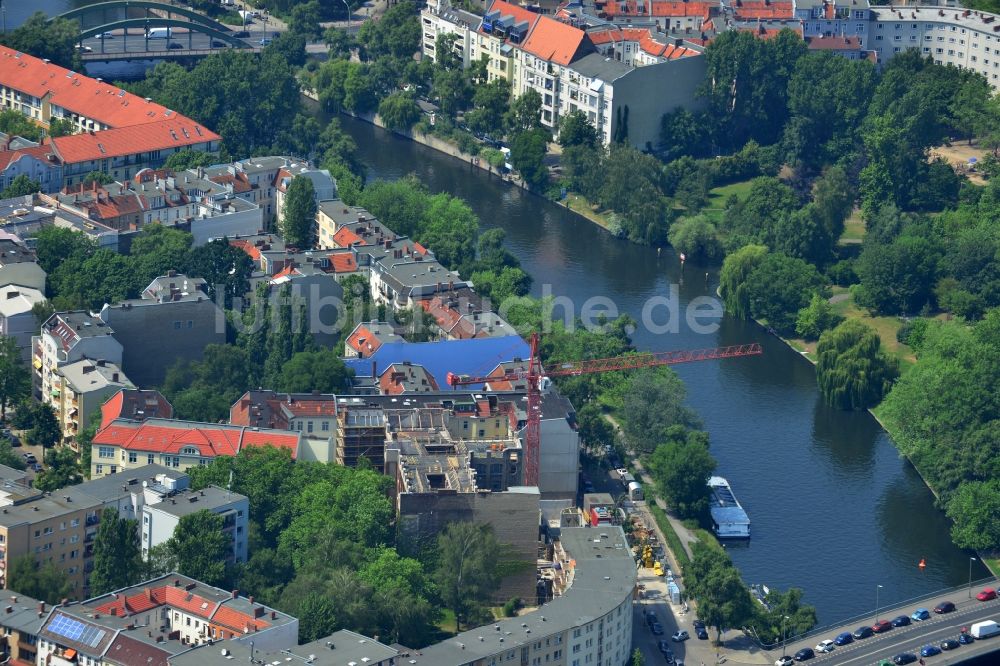 Berlin von oben - Baustelle zum Um- und Neubau eines Mehrfamilienwohnhauses am Ufer der Spree in Berlin Charlottenburg