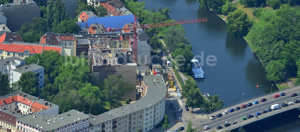 Berlin aus der Vogelperspektive: Baustelle zum Um- und Neubau eines Mehrfamilienwohnhauses am Ufer der Spree in Berlin Charlottenburg