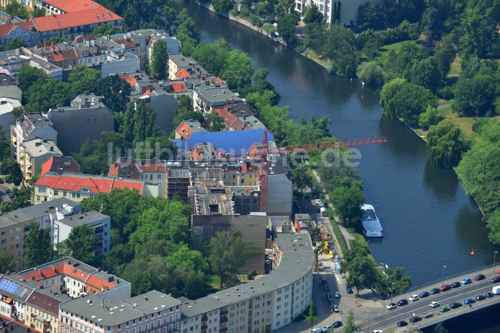 Luftbild Berlin - Baustelle zum Um- und Neubau eines Mehrfamilienwohnhauses am Ufer der Spree in Berlin Charlottenburg