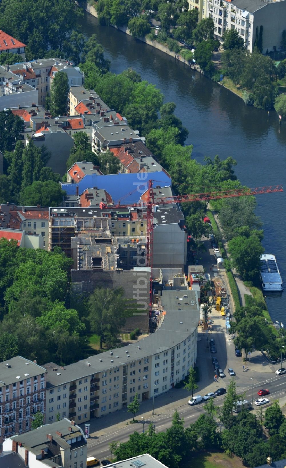 Luftaufnahme Berlin - Baustelle zum Um- und Neubau eines Mehrfamilienwohnhauses am Ufer der Spree in Berlin Charlottenburg