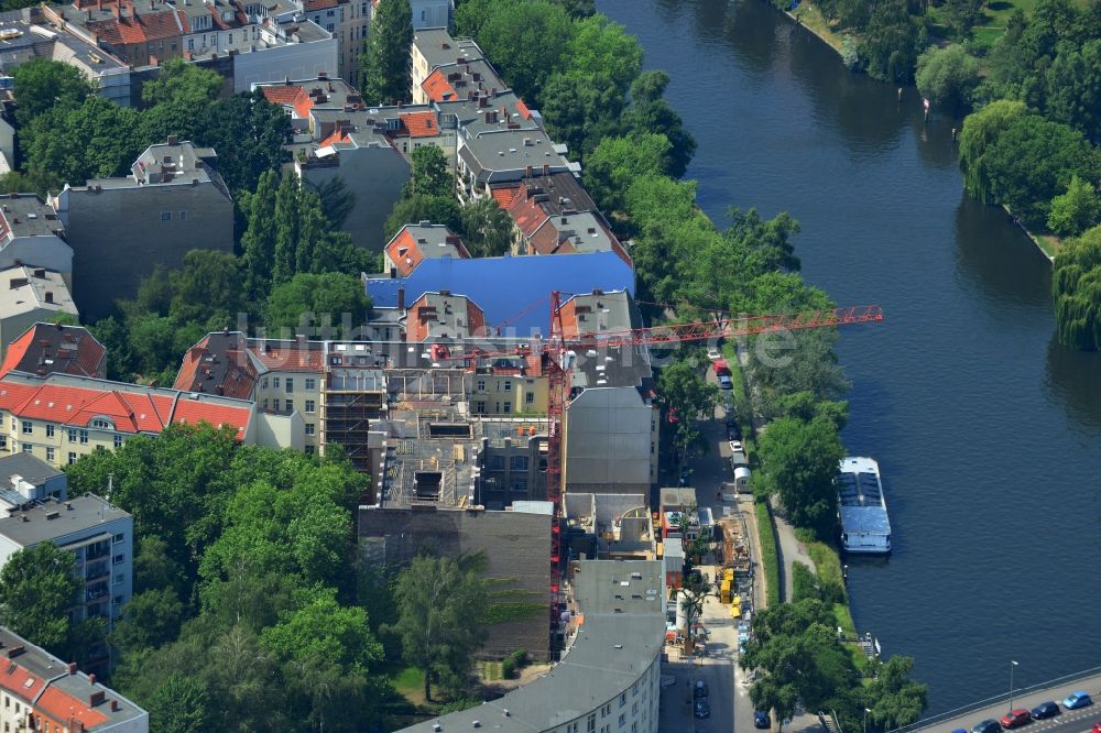 Berlin von oben - Baustelle zum Um- und Neubau eines Mehrfamilienwohnhauses am Ufer der Spree in Berlin Charlottenburg