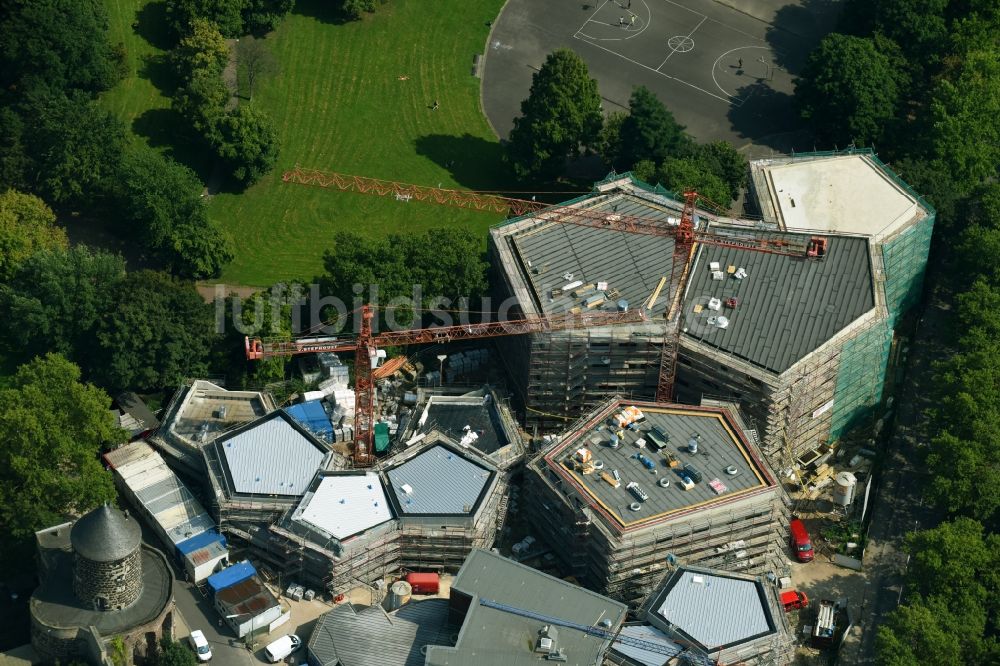 Luftaufnahme Köln - Baustelle zum Neubau eines Mehrzweck- Gebäudekomplex der Bildungslandschaft Altstadt Nord am Gereonswall in Köln im Bundesland Nordrhein-Westfalen, Deutschland