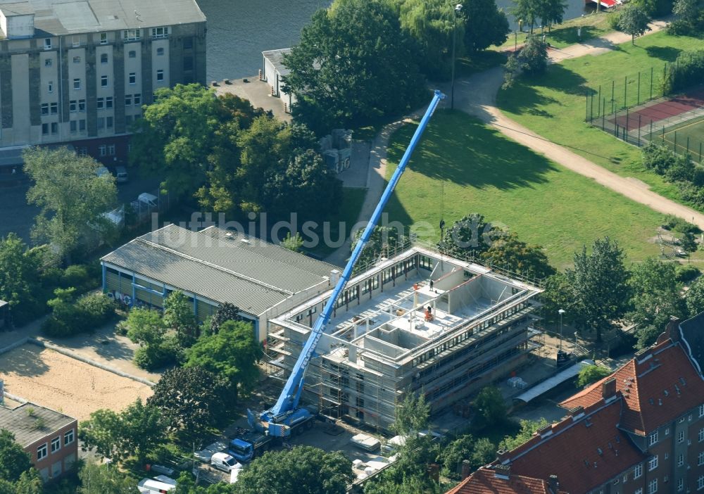 Berlin aus der Vogelperspektive: Baustelle zum Neubau einer Mensa des Gebäudekomplex der Heinrich-von-Stephan-Gemeinschaftsschule in der Wiebestraße in Berlin, Deutschland