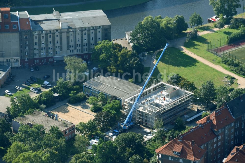 Luftbild Berlin - Baustelle zum Neubau einer Mensa des Gebäudekomplex der Heinrich-von-Stephan-Gemeinschaftsschule in der Wiebestraße in Berlin, Deutschland