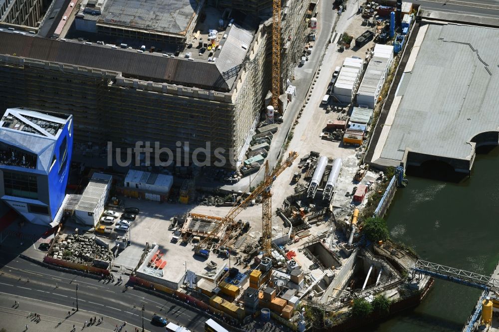 Luftaufnahme Berlin - Baustelle zum Neubau des Metro- U-Bahnhofes U-Bahnhof Museumsinsel am Schloßplatz im Ortsteil Mitte in Berlin, Deutschland