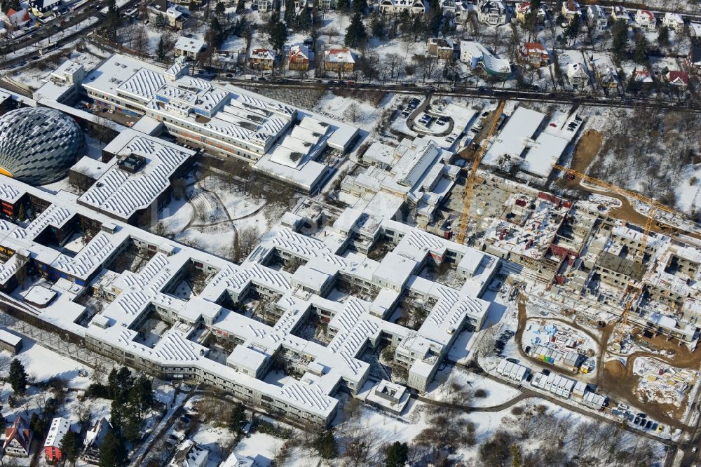 Berlin aus der Vogelperspektive: Baustelle zum Neubau der Neubau einer Bibliothek der Kleinen Fächer und einer naturwissenschaftlichen Bibliothek der FU Freien Universität an der Fabeckstraße in Berlin Dahlem