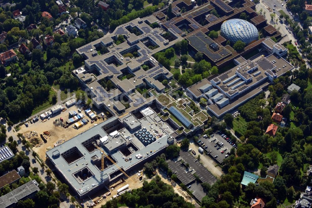 Berlin aus der Vogelperspektive: Baustelle zum Neubau der Neubau einer Bibliothek der Kleinen Fächer und einer naturwissenschaftlichen Bibliothek der FU Freien Universität an der Fabeckstraße in Berlin Dahlem