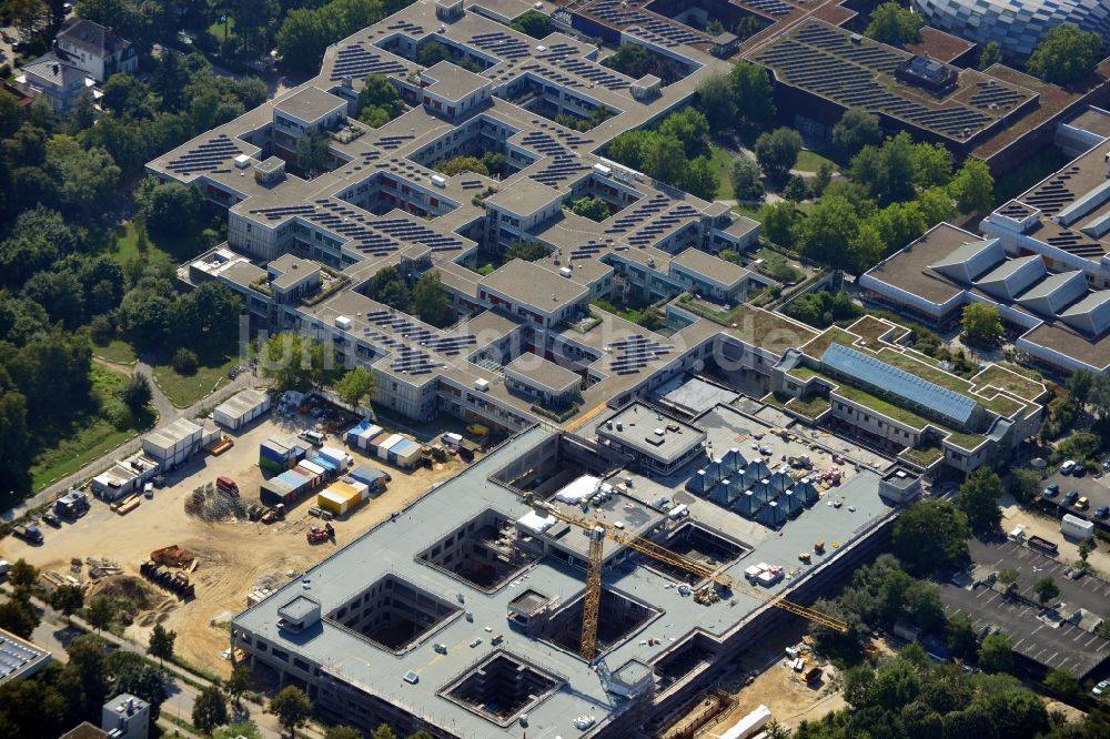 Luftaufnahme Berlin - Baustelle zum Neubau der Neubau einer Bibliothek der Kleinen Fächer und einer naturwissenschaftlichen Bibliothek der FU Freien Universität an der Fabeckstraße in Berlin Dahlem