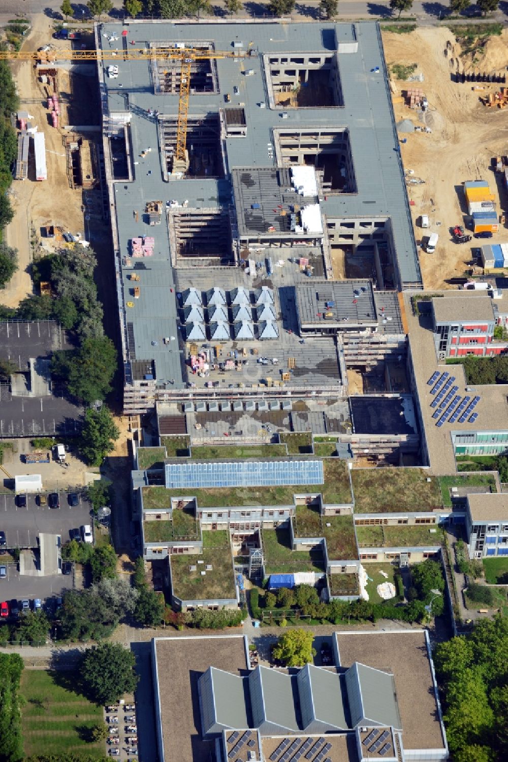 Berlin von oben - Baustelle zum Neubau der Neubau einer Bibliothek der Kleinen Fächer und einer naturwissenschaftlichen Bibliothek der FU Freien Universität an der Fabeckstraße in Berlin Dahlem