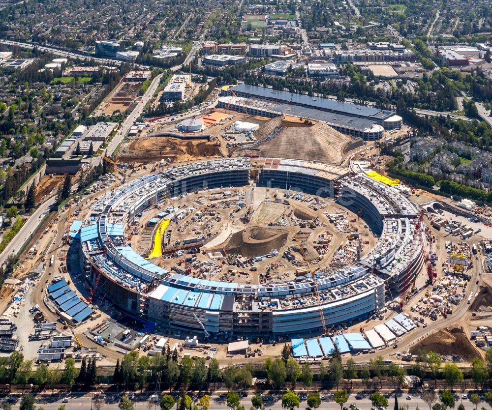 Cupertino von oben - Baustelle zum Neubau des neue Apple-Campus Spaceship Silicon Valley in Cupertino in USA