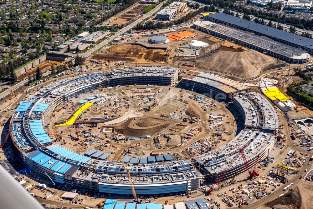 Cupertino aus der Vogelperspektive: Baustelle zum Neubau des neue Apple-Campus Spaceship Silicon Valley in Cupertino in USA