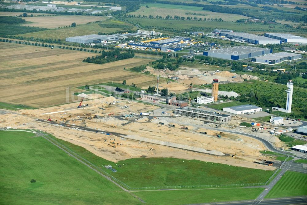 Luftbild Schönefeld - Baustelle zum Neubau für das neue, vorübergehende Regierungsterminal auf dem Flughafengelände im Ortsteil Schönefeld in Schönefeld im Bundesland Brandenburg, Deutschland