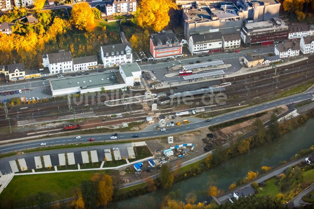 Finnentrop von oben - Baustelle zum Neubau des neuen Busbahnhofs und Bahnhof im herbstlichen Finnentrop im Bundesland Nordrhein-Westfalen