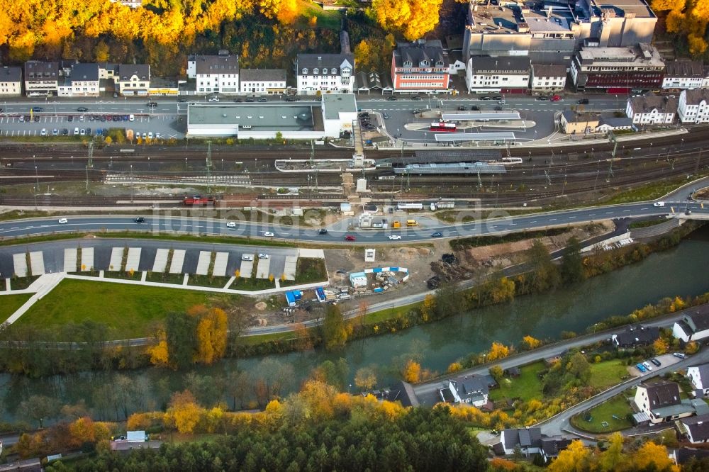 Finnentrop aus der Vogelperspektive: Baustelle zum Neubau des neuen Busbahnhofs und Bahnhof im herbstlichen Finnentrop im Bundesland Nordrhein-Westfalen