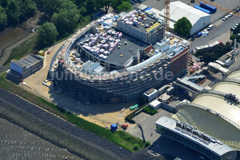 Luftaufnahme Hamburg - Baustelle zum Neubau des neuen Musicaltheater von Stage Entertainment am Ufer der Elbe in Steinwerder in Hamburg