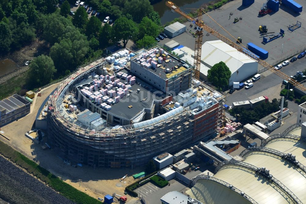 Hamburg von oben - Baustelle zum Neubau des neuen Musicaltheater von Stage Entertainment am Ufer der Elbe in Steinwerder in Hamburg