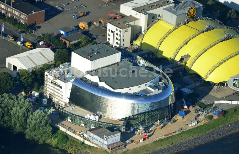 Hamburg von oben - Baustelle zum Neubau des neuen Musicaltheater von Stage Entertainment am Ufer der Elbe in Steinwerder in Hamburg