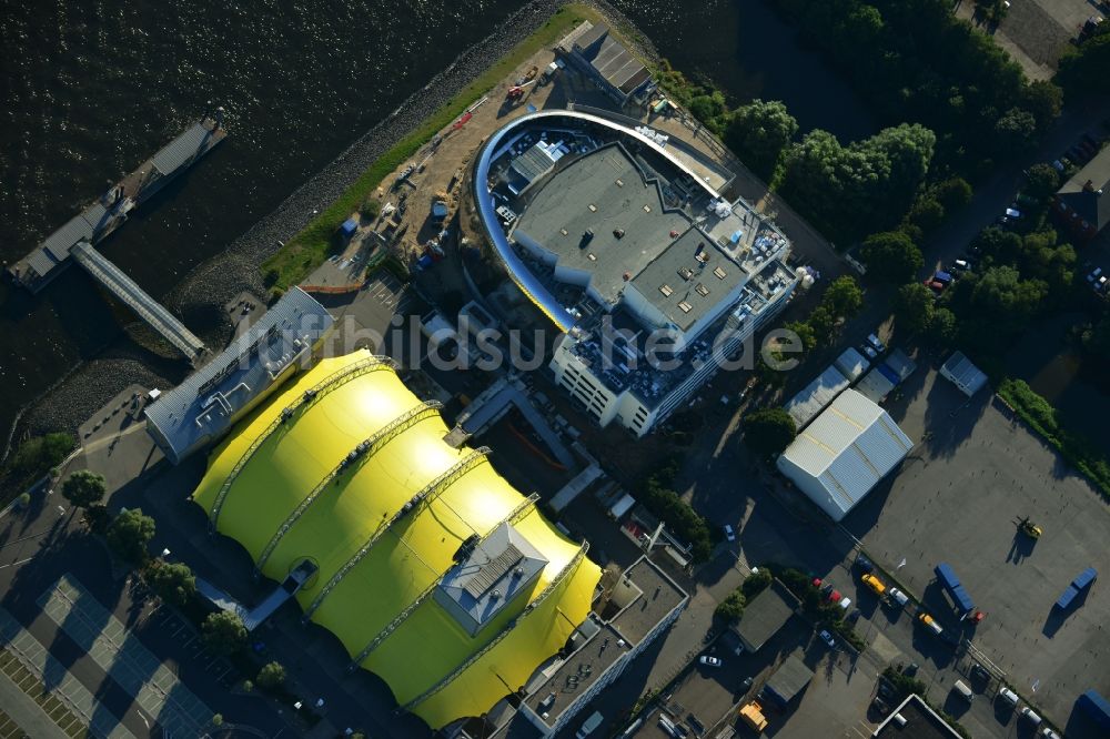 Hamburg aus der Vogelperspektive: Baustelle zum Neubau des neuen Musicaltheater von Stage Entertainment am Ufer der Elbe in Steinwerder in Hamburg