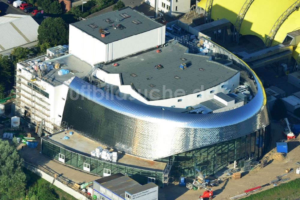 Hamburg aus der Vogelperspektive: Baustelle zum Neubau des neuen Musicaltheater von Stage Entertainment am Ufer der Elbe in Steinwerder in Hamburg